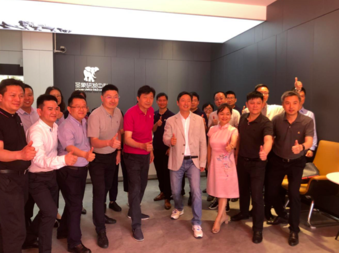 圣象研發(fā)，科技驅(qū)動——圣象研發(fā)中心新實(shí)驗(yàn)工廠開工典禮，暨首片樣板下線儀…